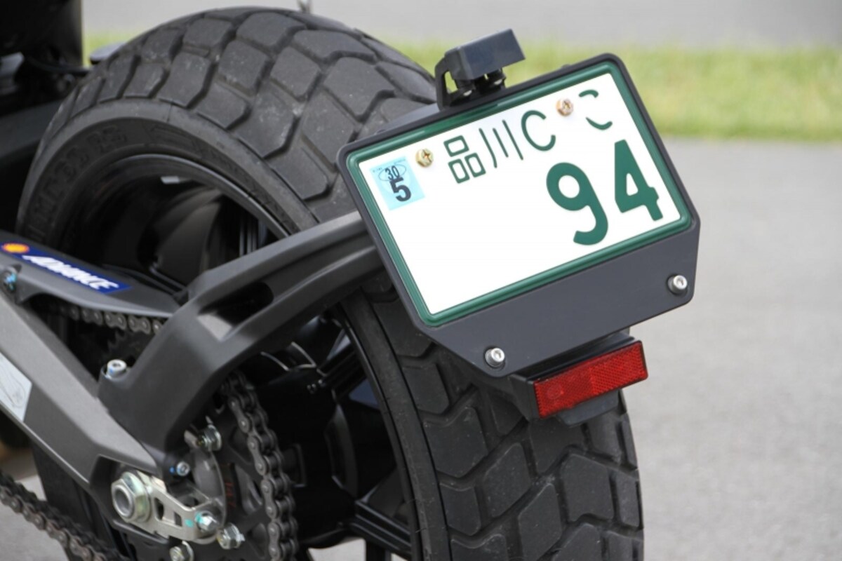 ナンバープレートの位置はここ。リアタイヤ幅は180mmとスポーツバイク級に太い