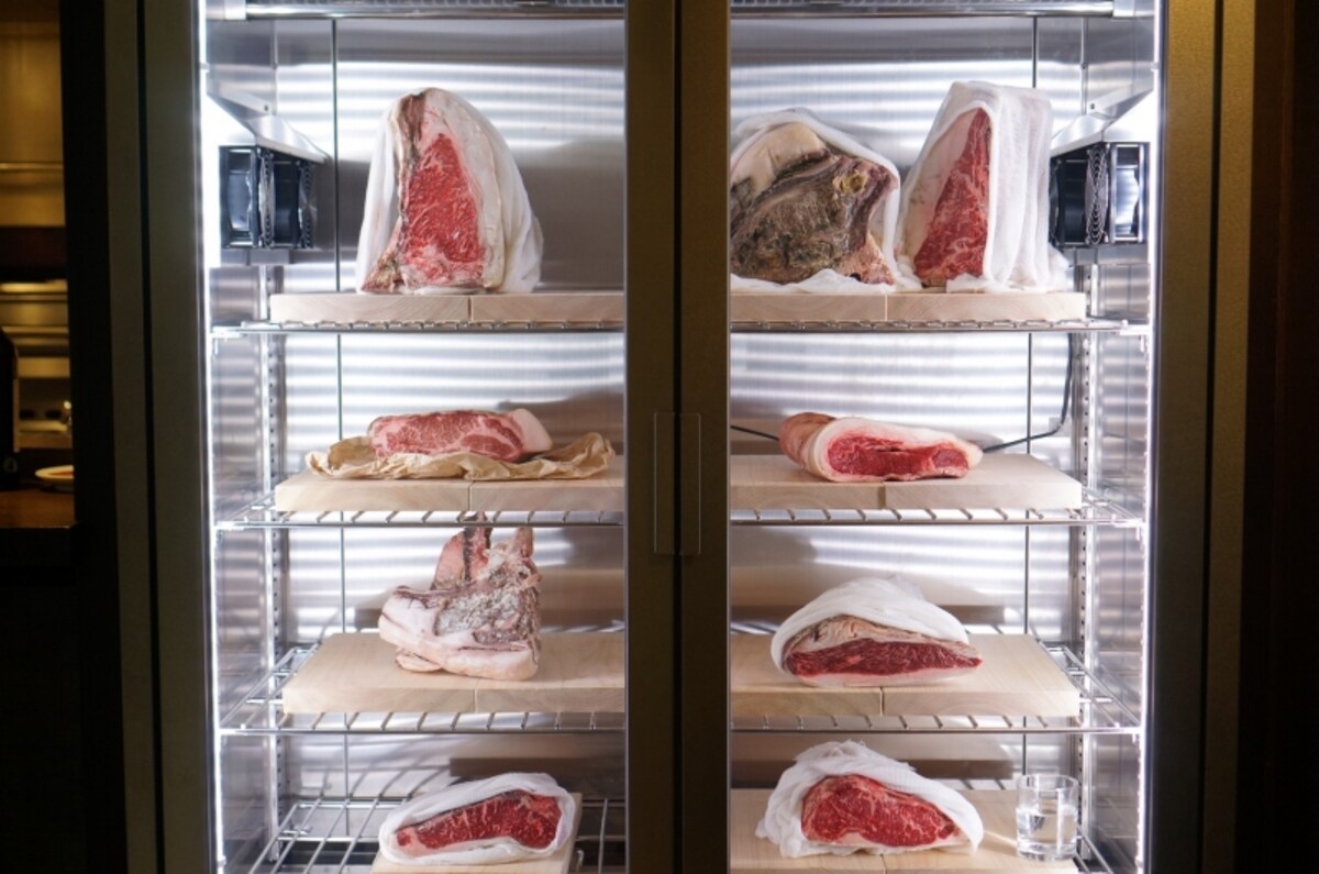 入り口にある肉の倉庫