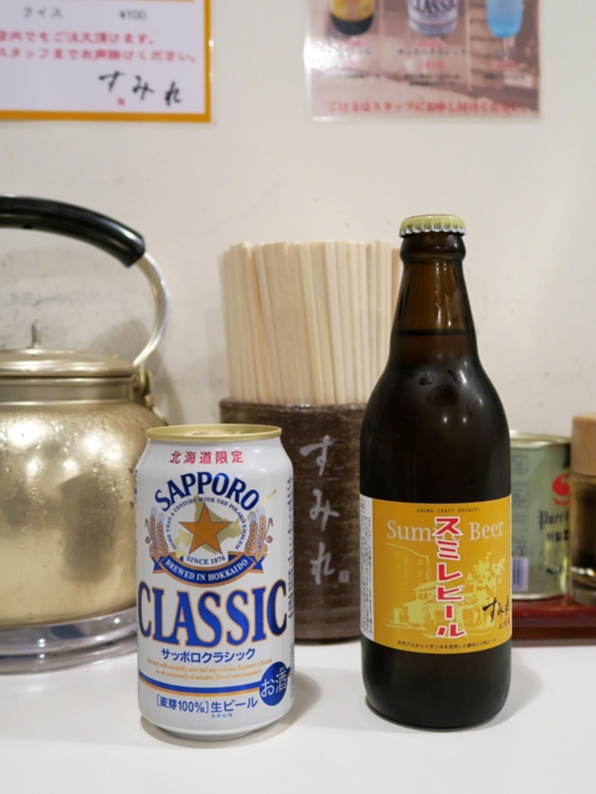 各店からビールなどのアルコール類も取り寄せ可。すみれ「サッポロクラシック（缶）410円）」「スミレビール（瓶）620円）」（2015年1月27日撮影）