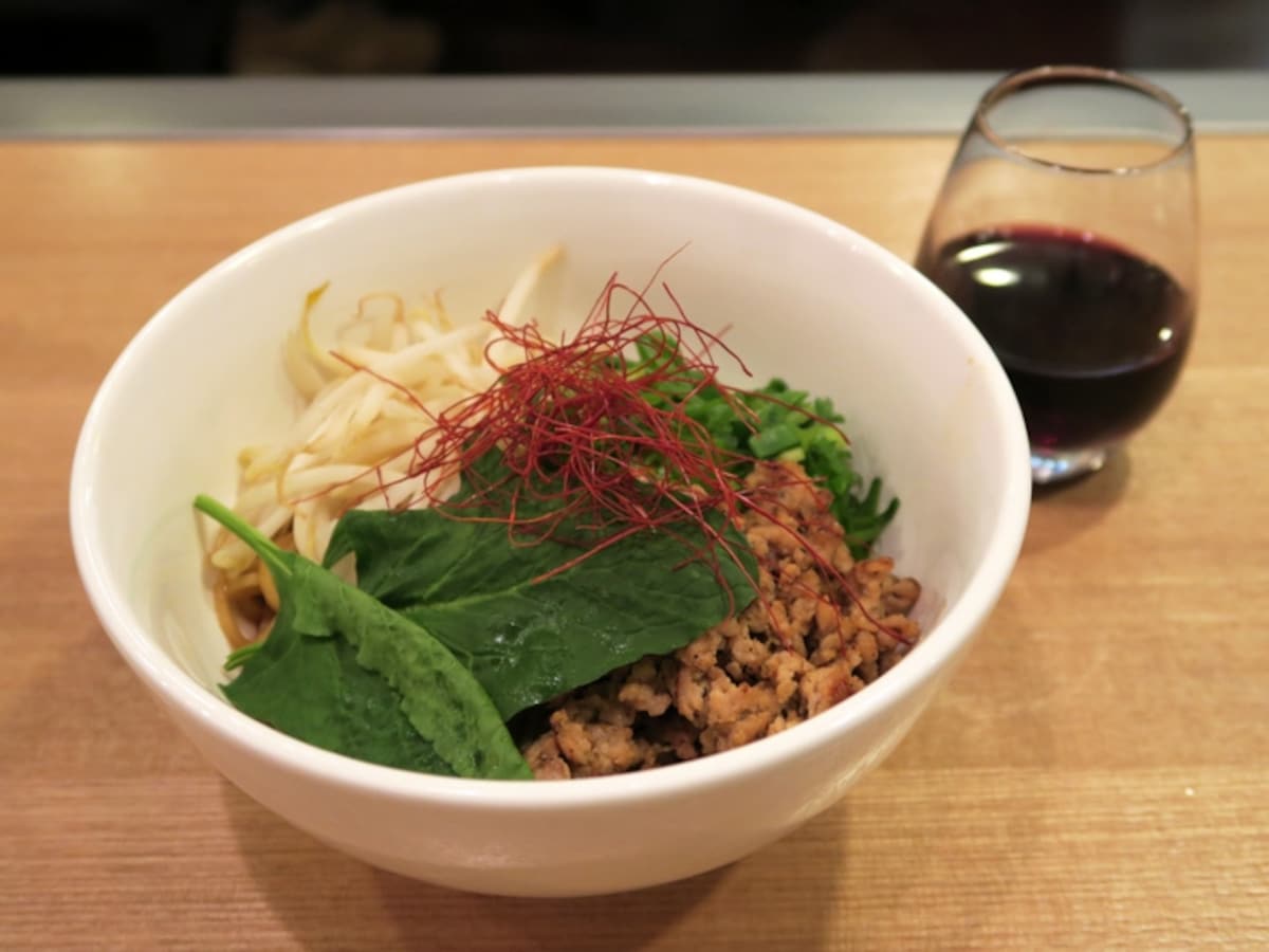 新店はいち早く味わいたい！　2015年5月29日にオープンした「カーザ　ルカ」の「ペペロンチーノ和え麺（880円）」（2015年5月28日撮影）