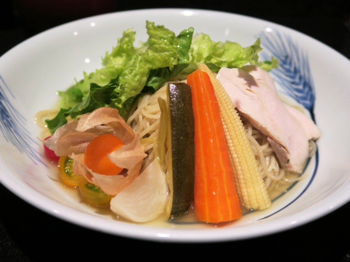 「支那そばや」の2015年の夏季メニュー「冷やし麺（980円）」（2015年6月7日撮影）
