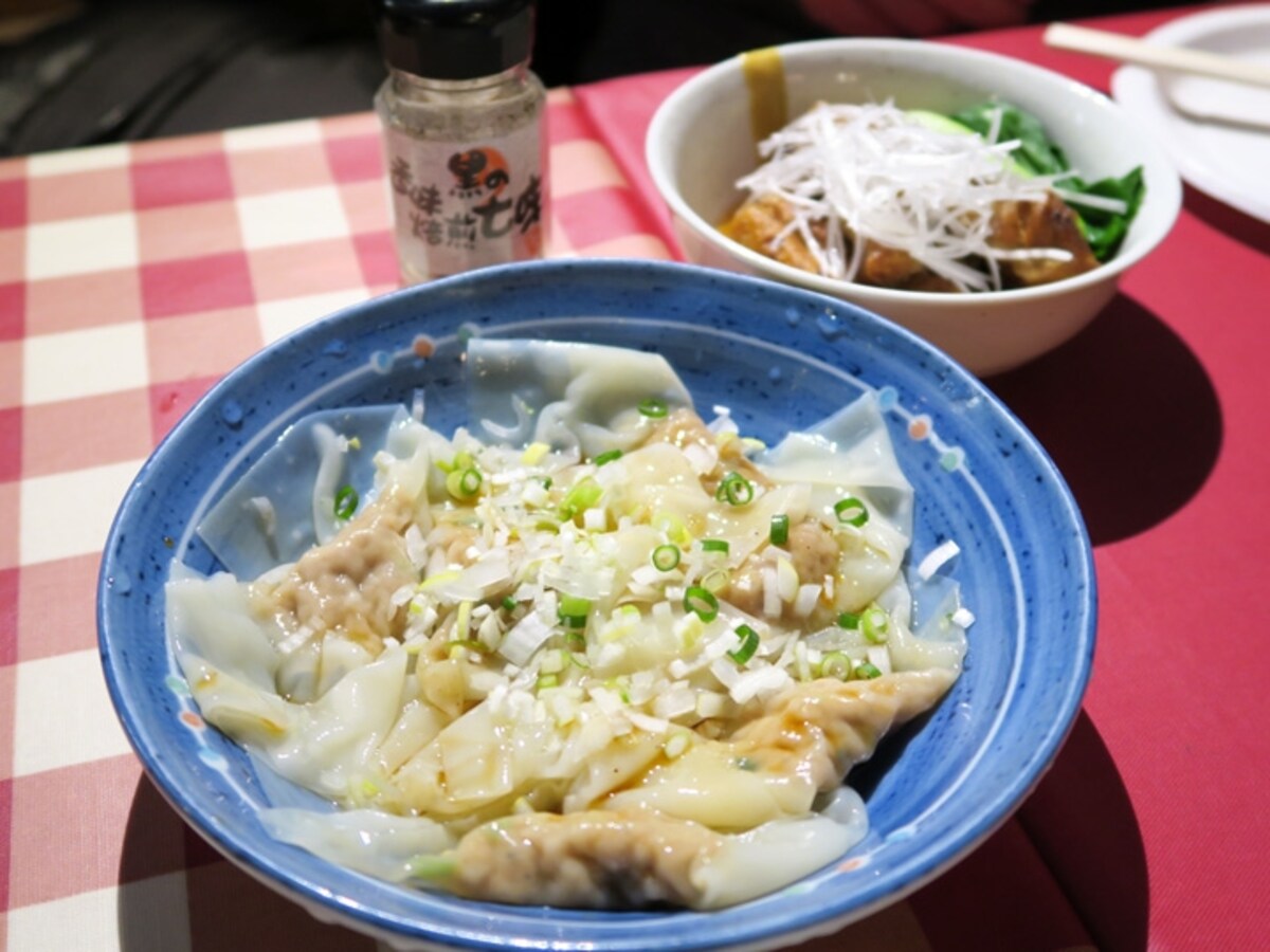 地下2階のテーブル席では、各ラーメン店のサイドメニューが味わえます。二代目げんこつ屋「冷やしワンタン（400円）」（2015年2月17日撮影）