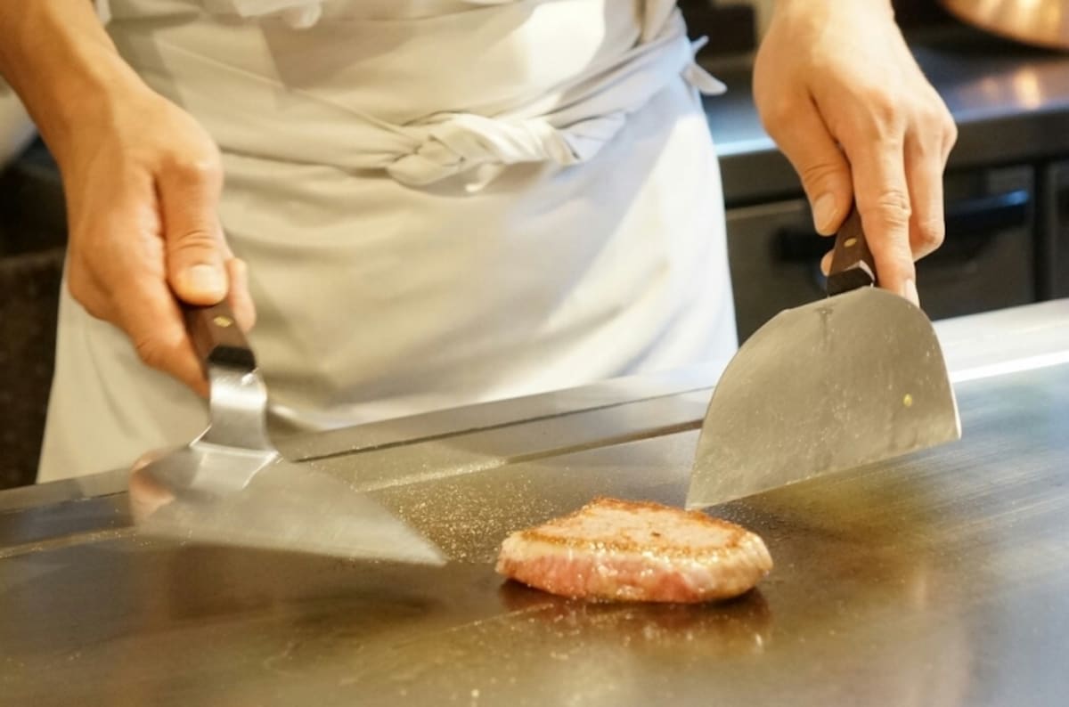 目の前で調理していただく鉄板焼きはワクワク感があります