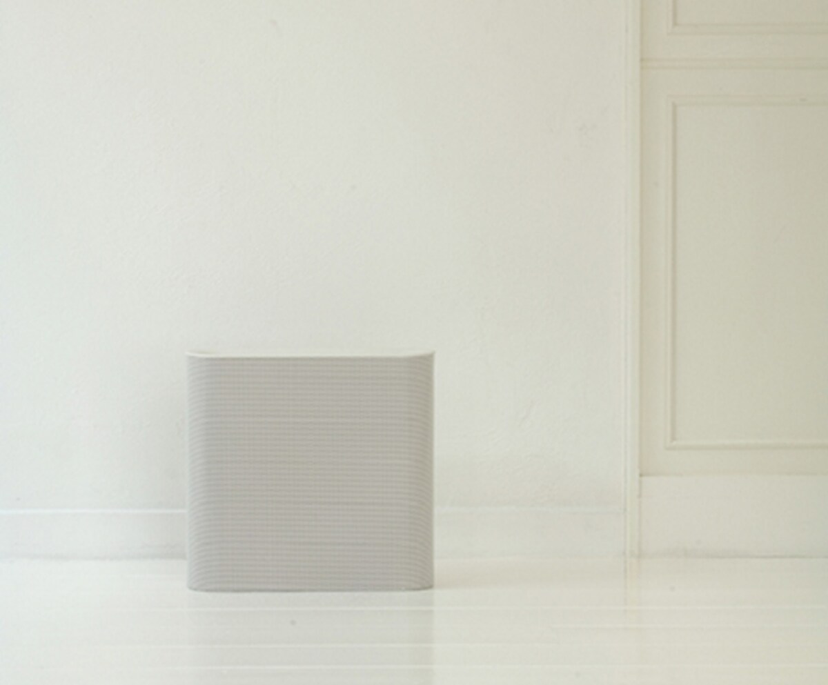 「±0/空気清浄機Air Purifier」。HEPAフィルター付き超高性能空気清浄機の例。画像出典：プラマイゼロ株式会社