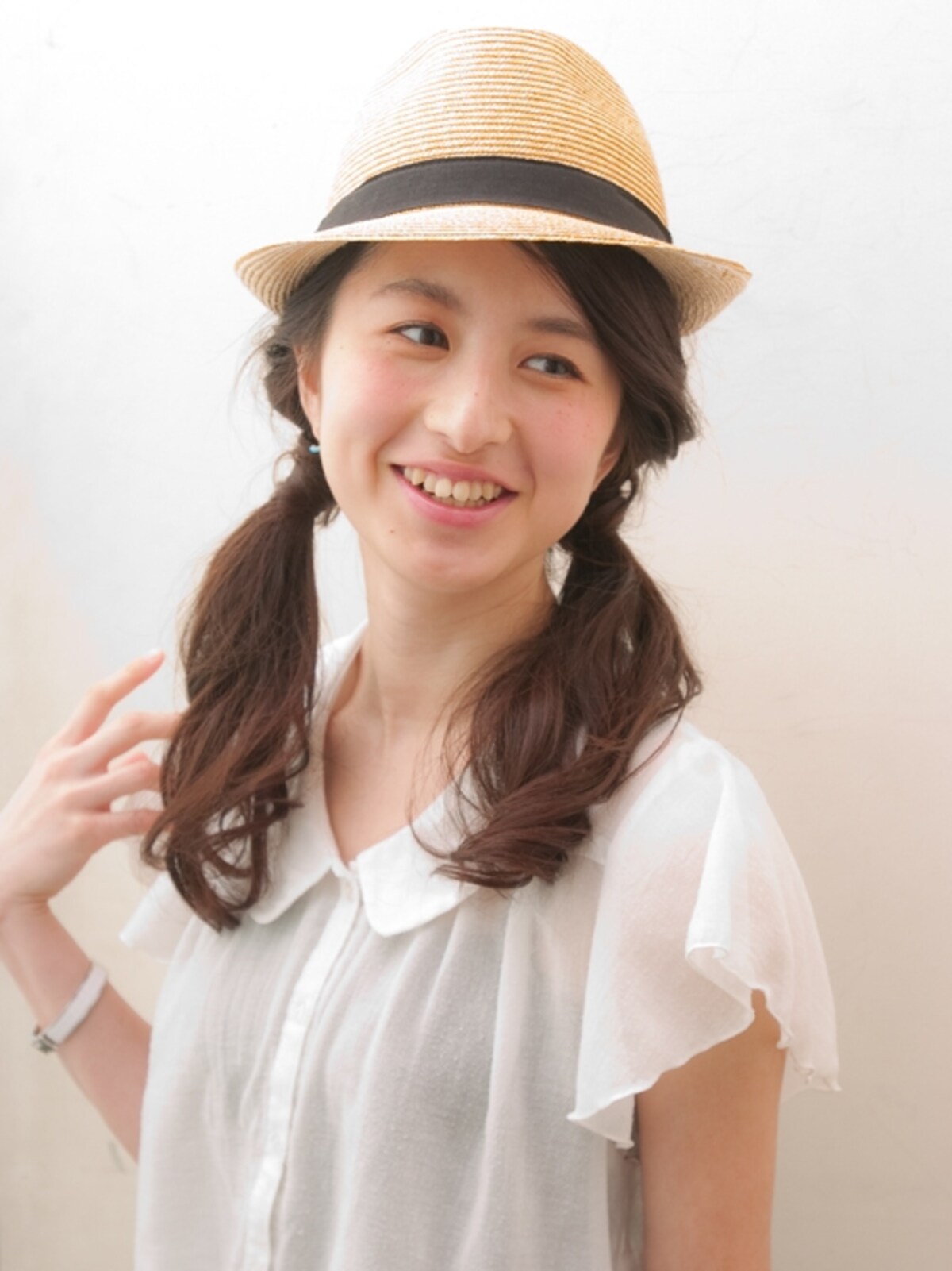 夏到来！麦わら帽子に似合うツインテールヘアアレンジ
