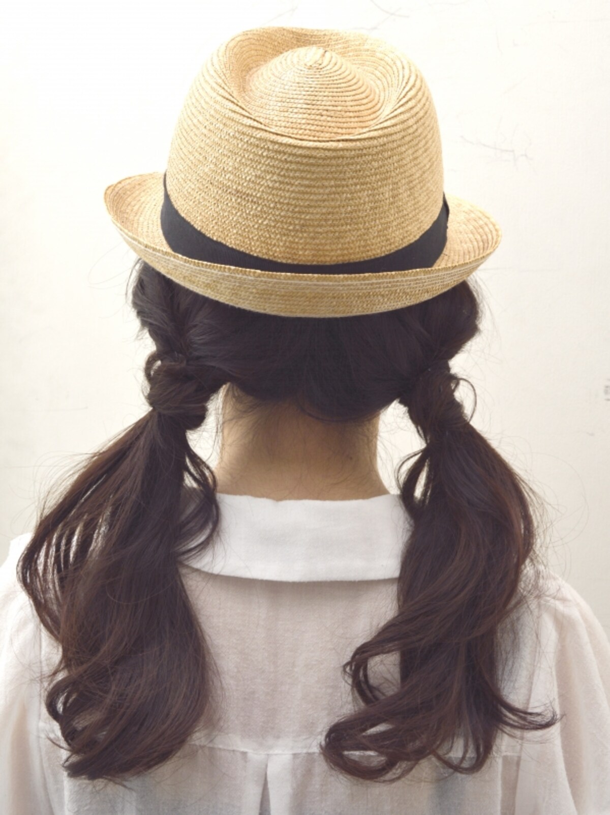 夏到来！麦わら帽子に似合うツインテールヘアアレンジ