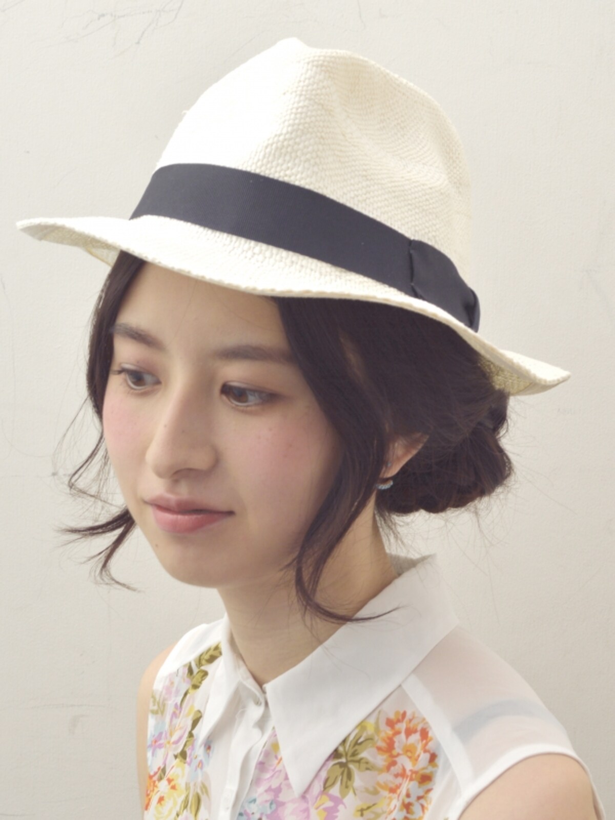 顔周りの毛束でラフ感を演出