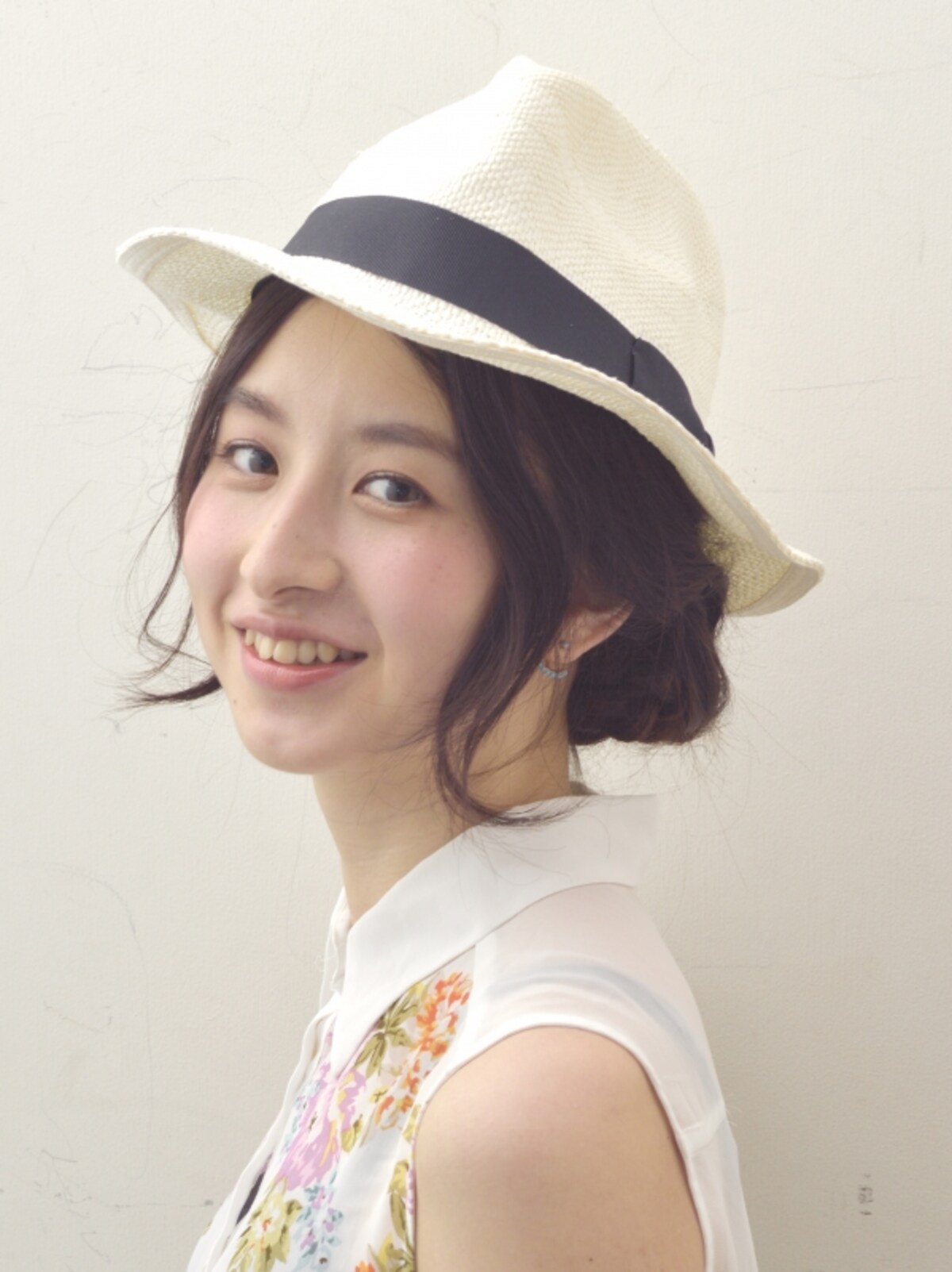 三つ編みで簡単！夏の帽子に似合う爽やかヘアアレンジ