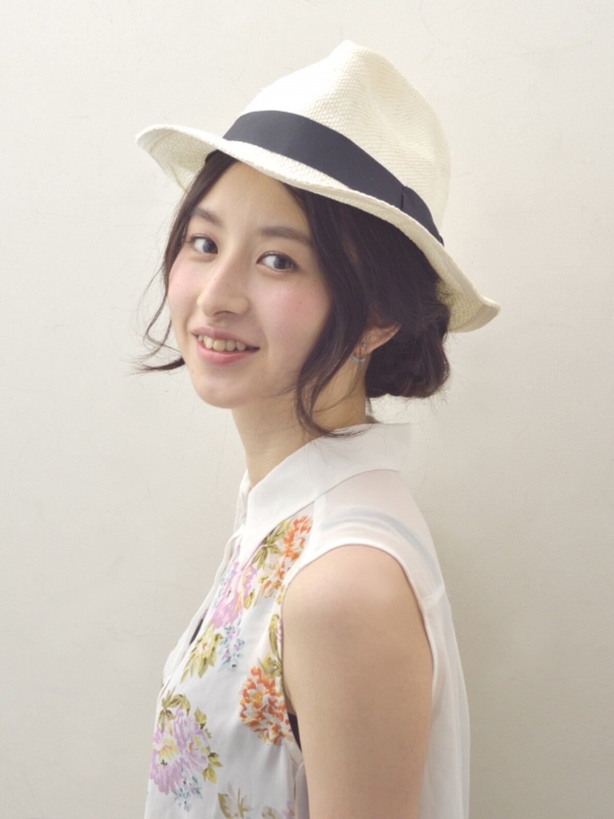 三つ編みで簡単！夏の帽子に似合う爽やかヘアアレンジ