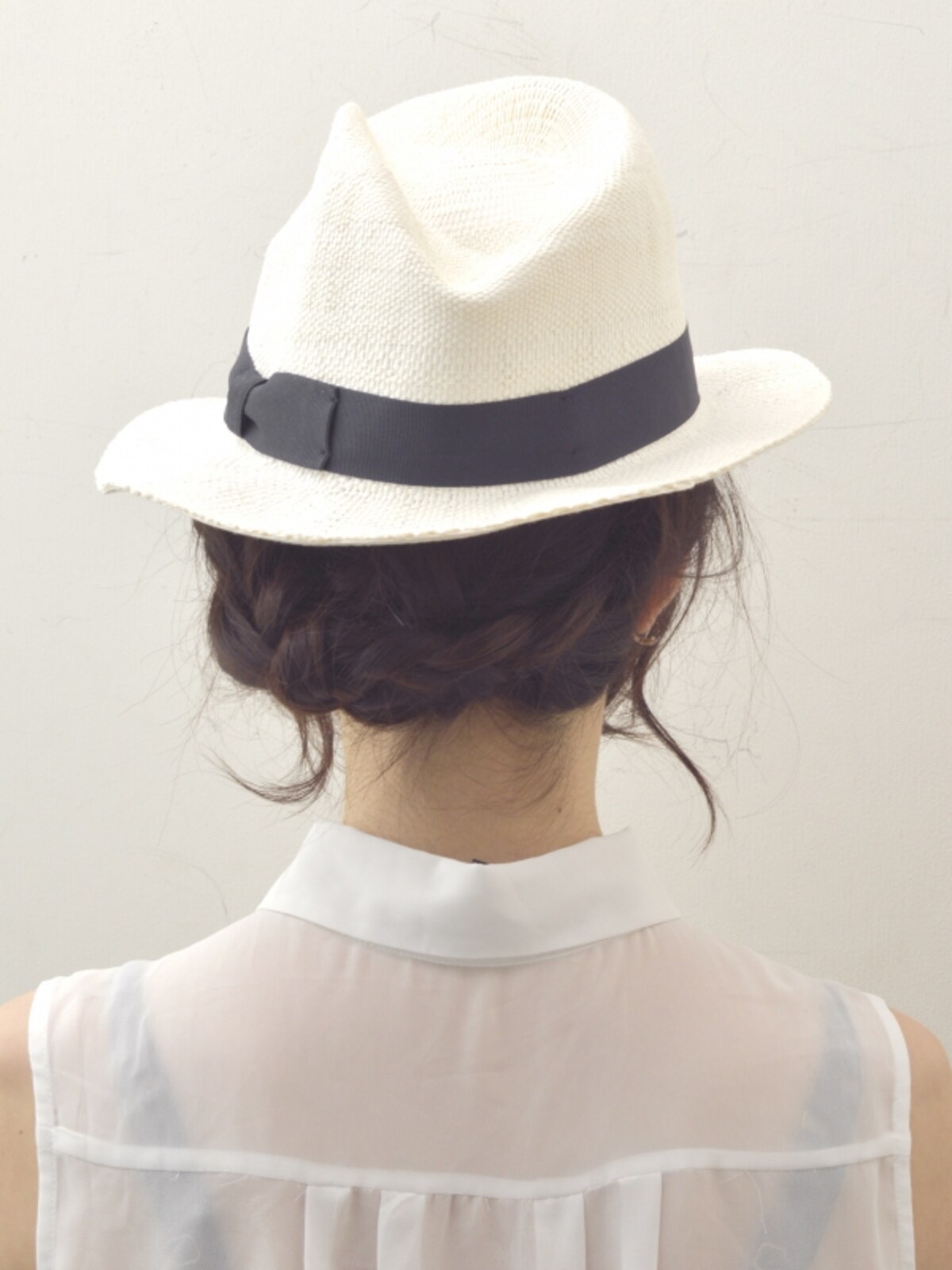 三つ編みで簡単！夏の帽子に似合う爽やかヘアアレンジ
