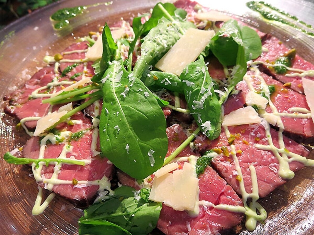 牛モモ肉のタリアータ ルッコラのソース