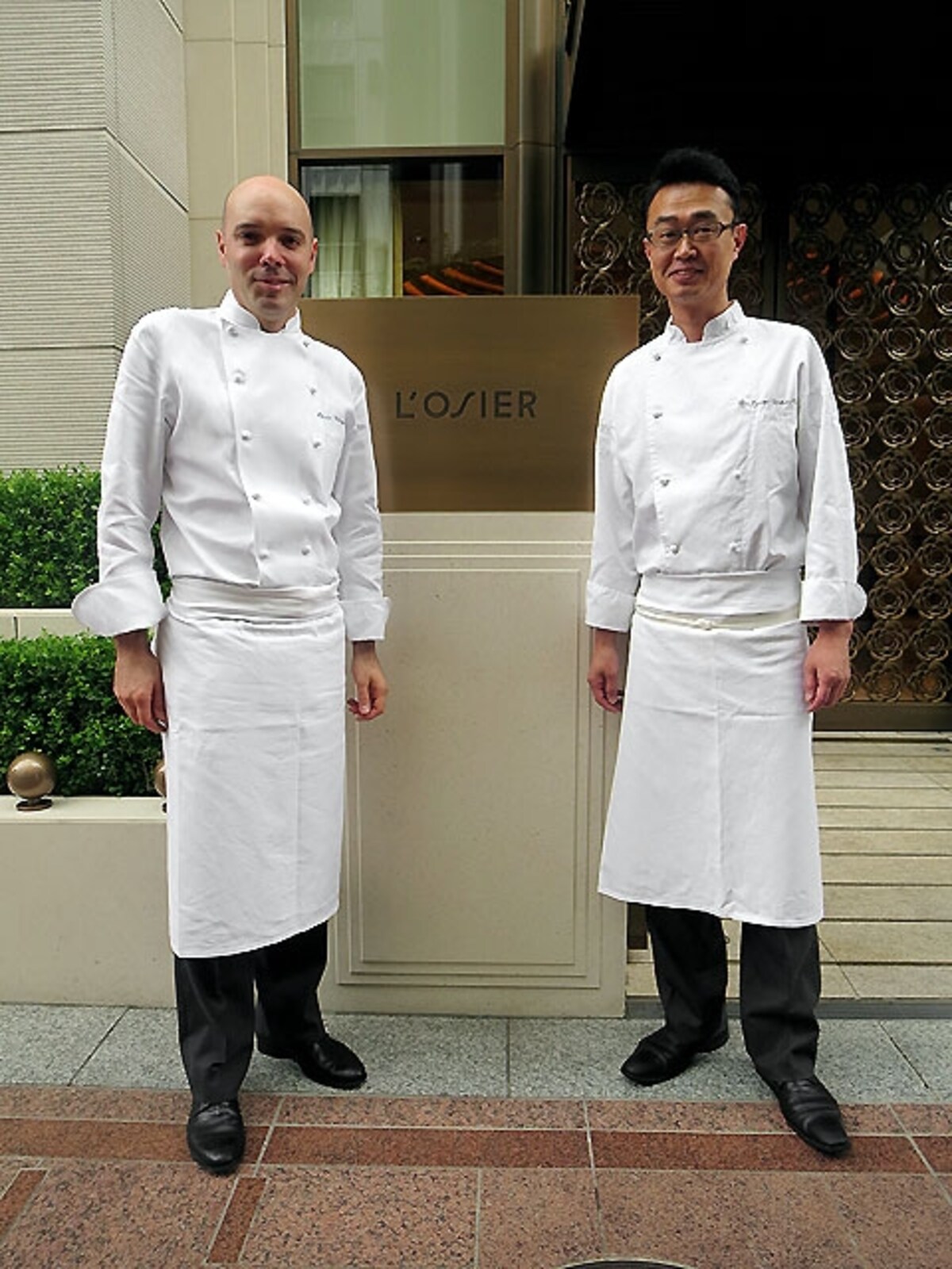 左がエグゼクティブシェフのオリヴィエ・シェニョン氏、右が料理長の山下泉氏