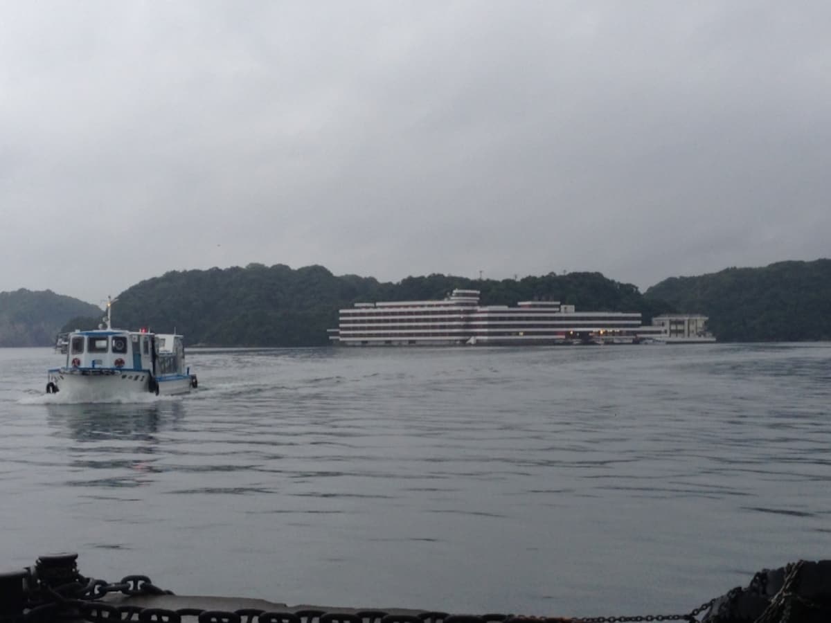 孤島のホテル中の島