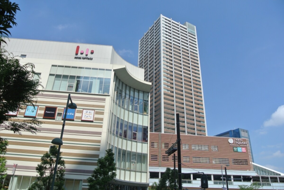 武蔵小杉駅の東口駅前。「ららテラス武蔵小杉」と「武蔵小杉東急スクエア」