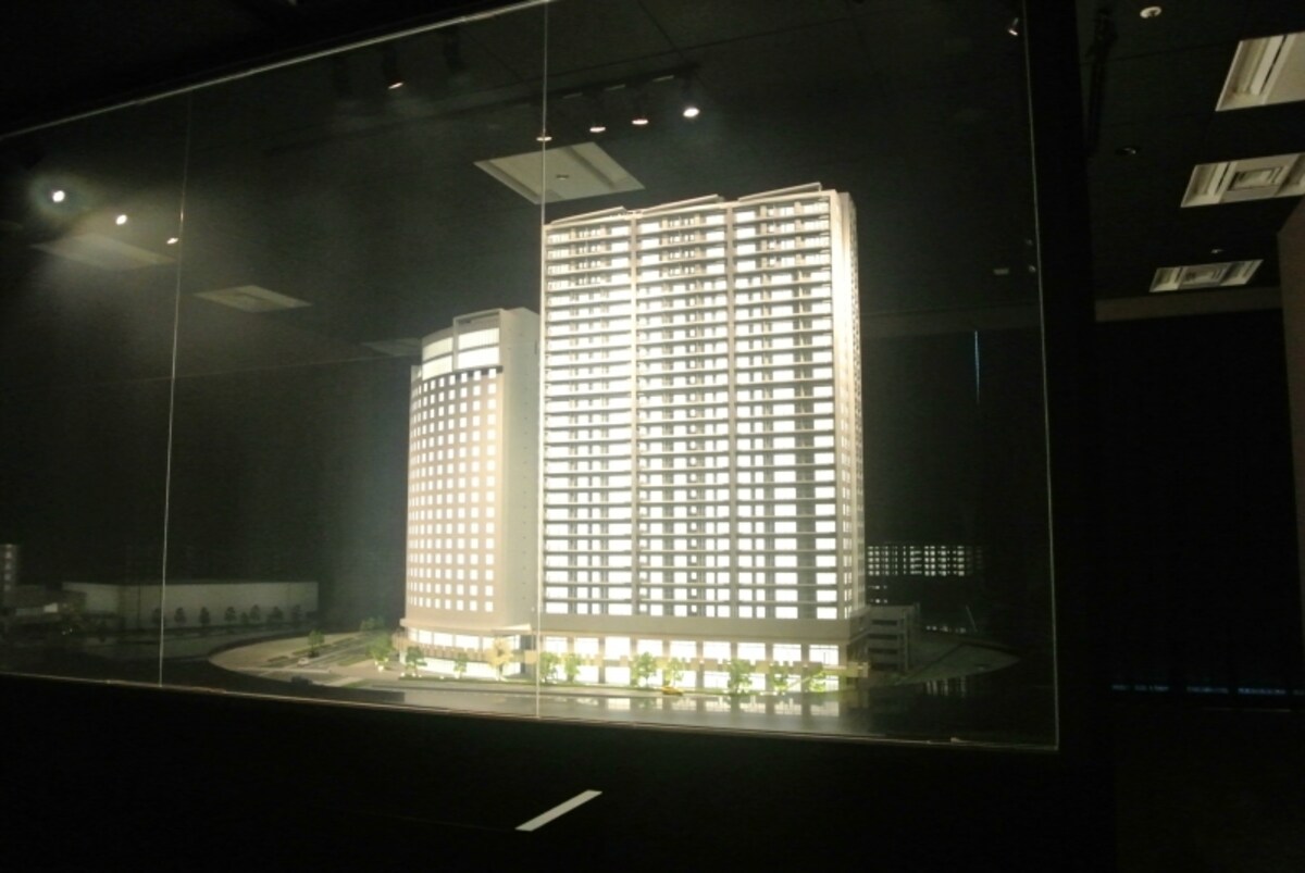 「BLUE HARBOR TOWER　みなとみらい」の完成予想模型