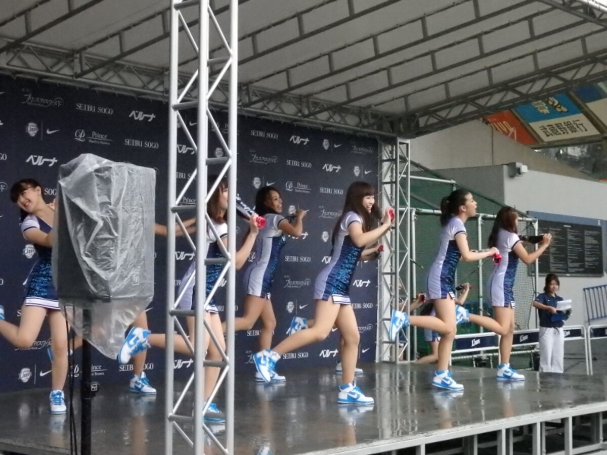 ダンスチーム「ブルーレジェンズ」のパーフォーマンス