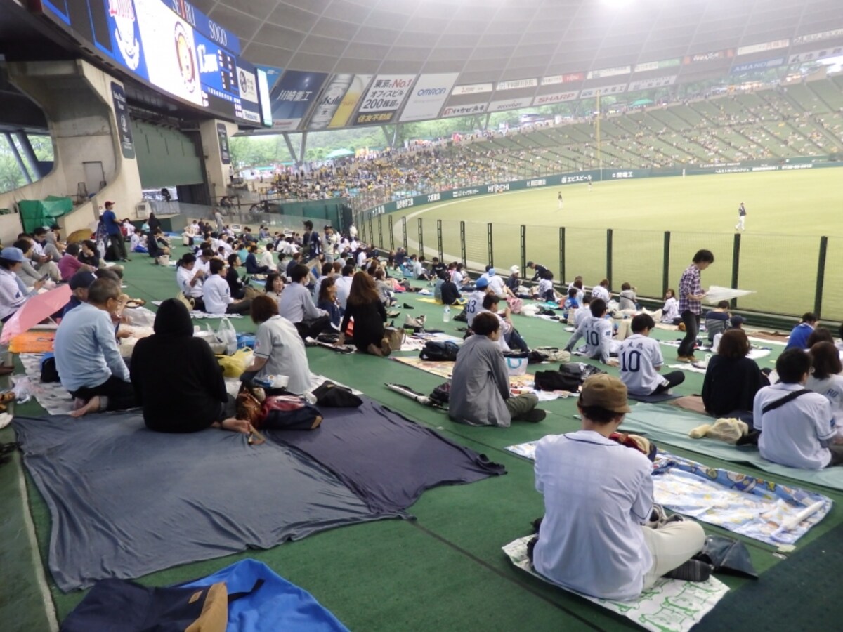 試合開始前はキャンプ場のような外野席