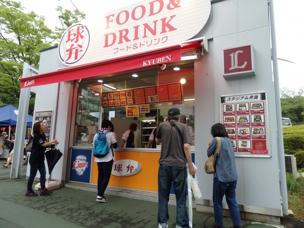 場外の球弁テントのスタジアム弁当