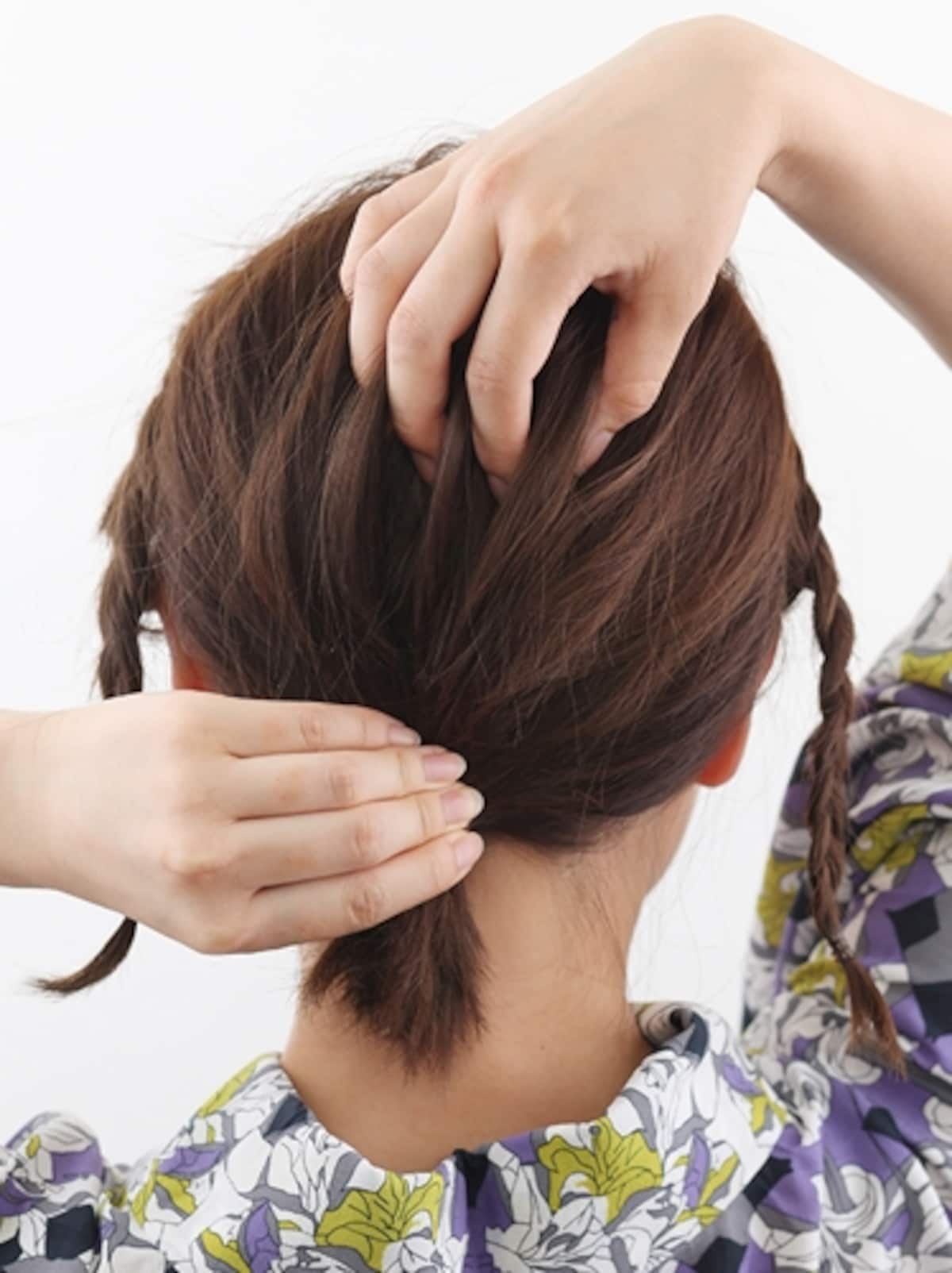 結び目を押さえてトップを引き出す