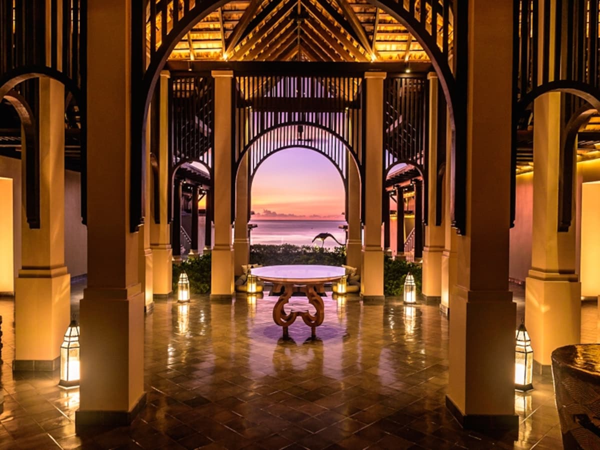 夕暮れ時、レセプションから海を臨む風景。神殿造りの建築が ランタンに照らされ、ますます幻想的に
