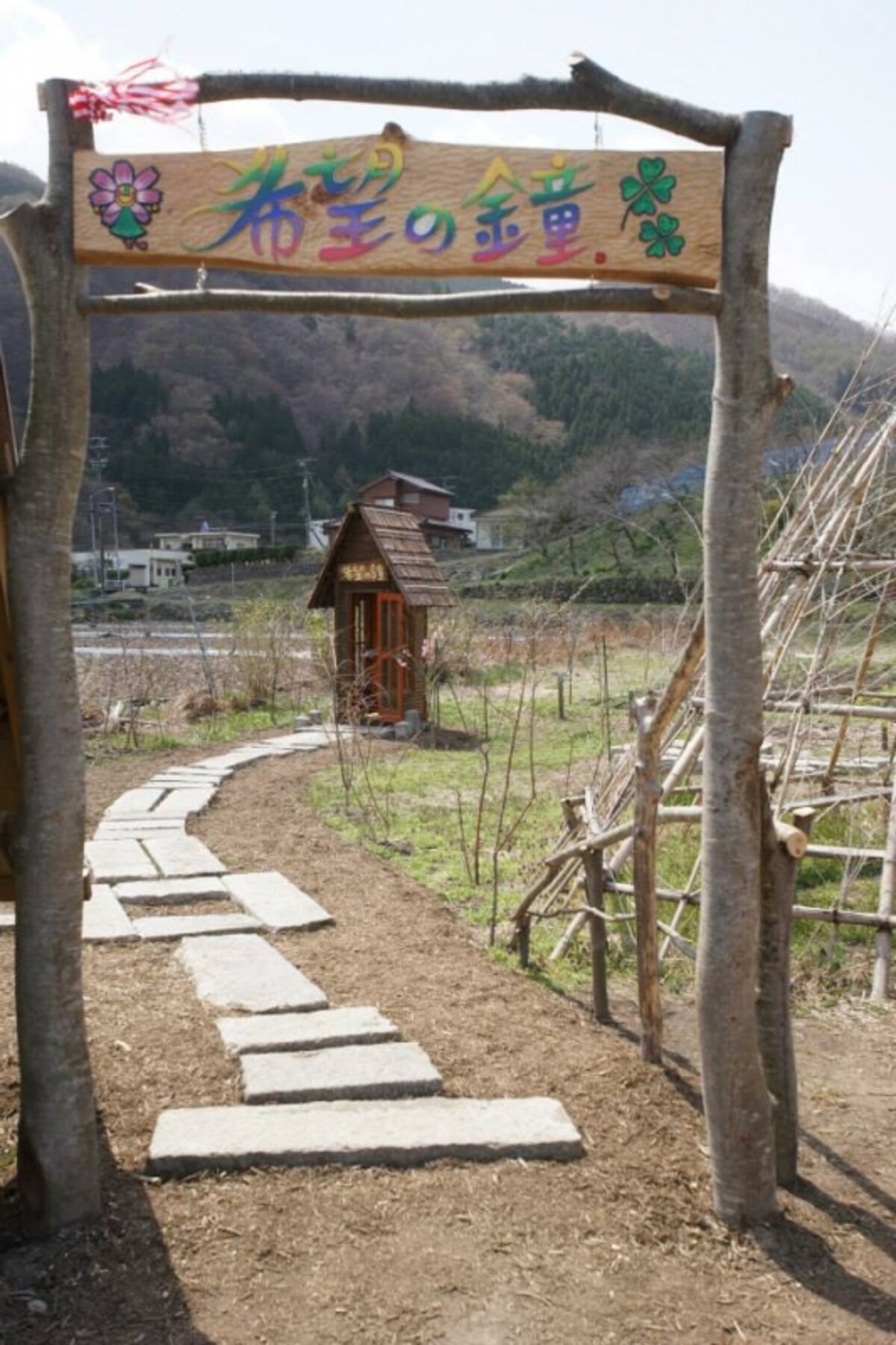 中には鐘が。願い事を胸に鳴らしてみては