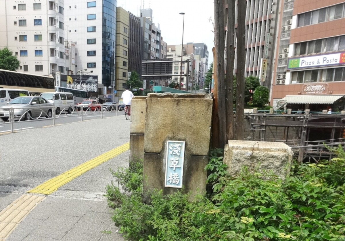 今でも多くの車や人が行き交う