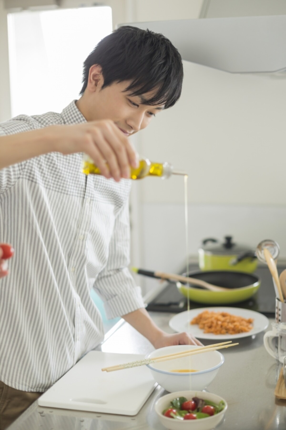 男性が料理している写真