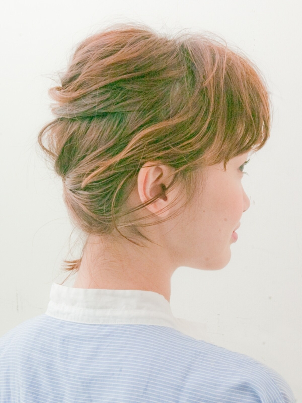 後れ毛が多く出てしまうようならピンを使ってとめましょう