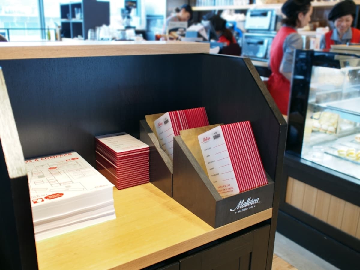 入り口に設置された、店内案内図と会計プレート