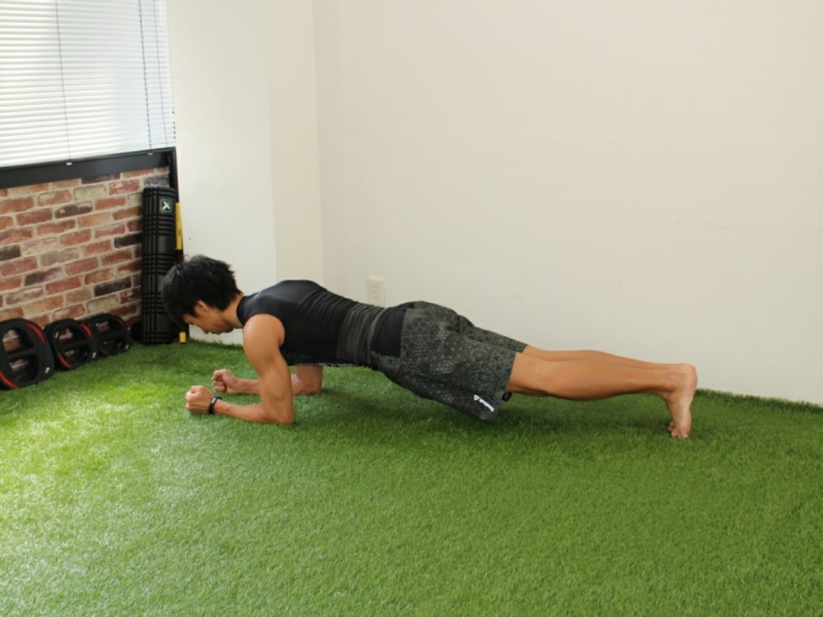 体幹トレーニングで腹筋を鍛える お腹をへこます筋トレ プランク：頭から踵までを一直線に