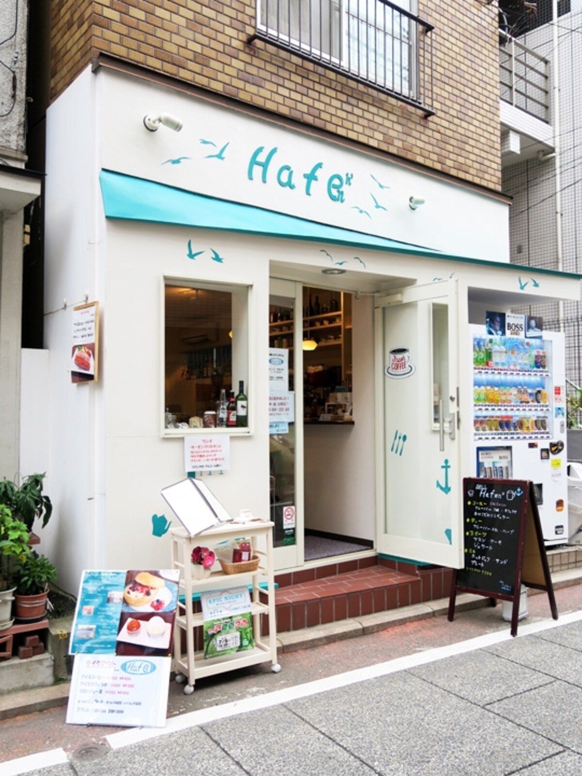 元町・汐汲坂の入口にある「Ball Hafen（バル ハッフェン）」（2015年6月30日撮影）