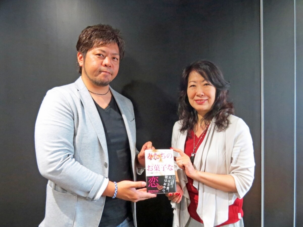 浅見さんと著書を手に