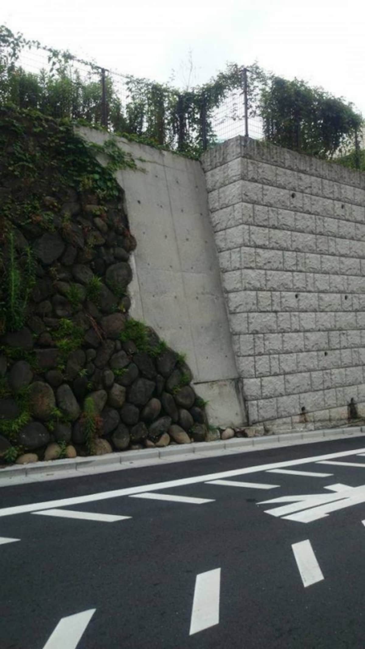 縦に構造が違う擁壁