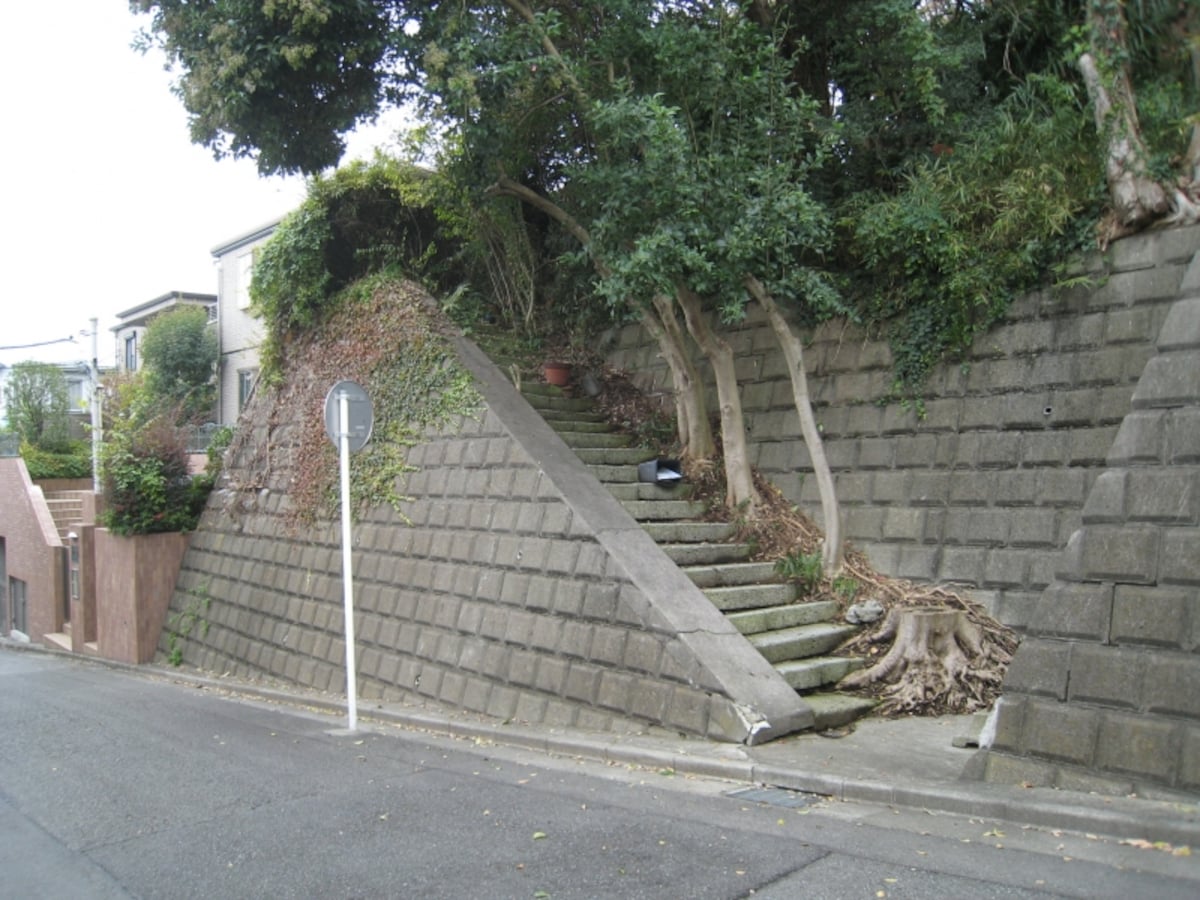 劣化した擁壁