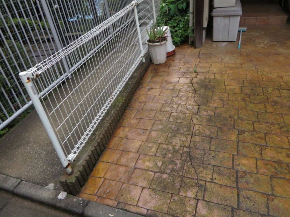 ひび割れた駐車場