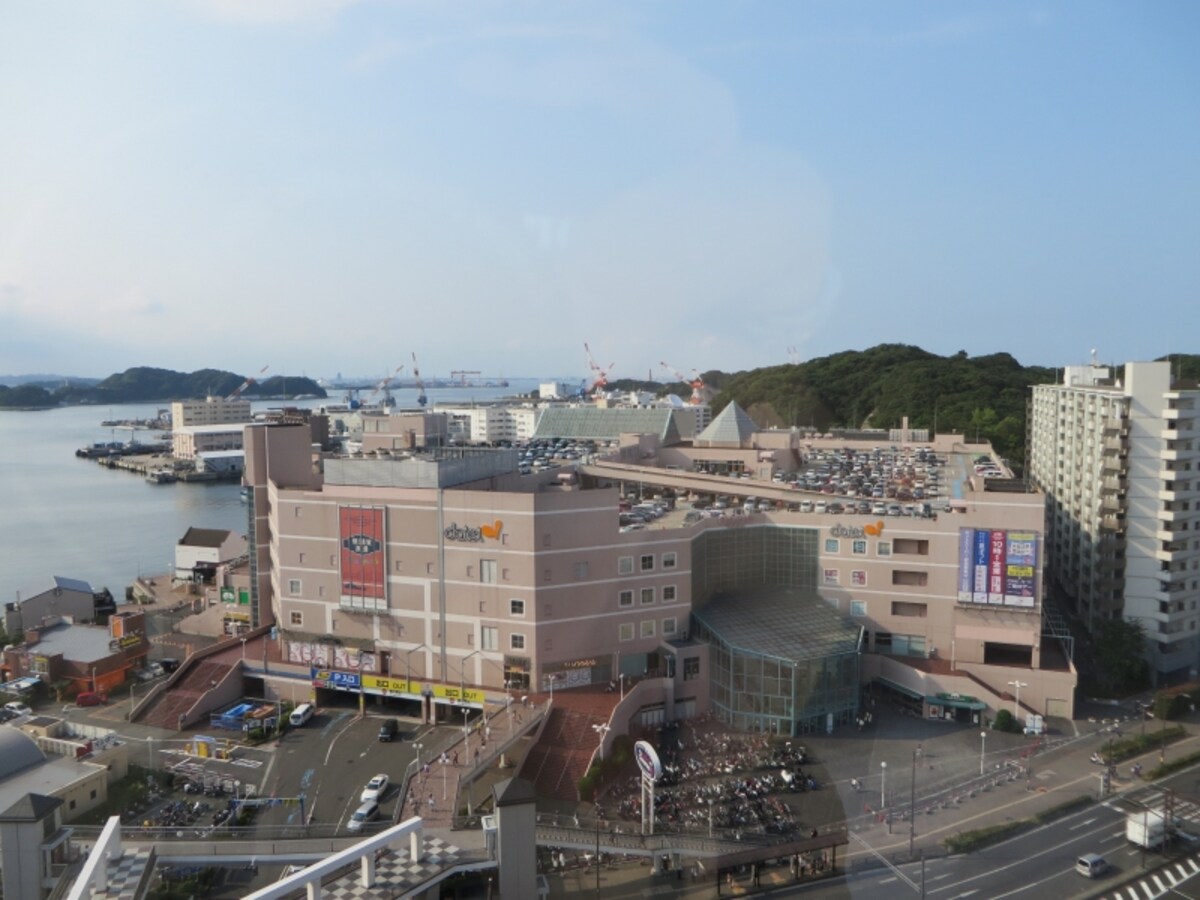 商業施設と海、米軍基地