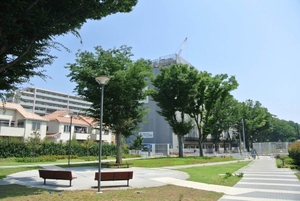 建設中の「ひばりが丘フィールズ　けやき通り」