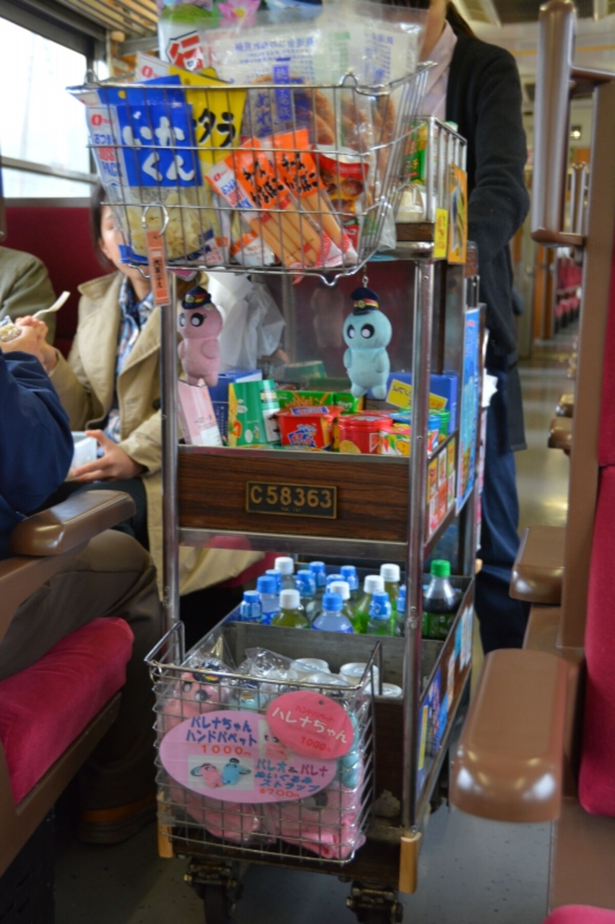 弁当、菓子、ジュース、ビール、SLグッズの車内販売