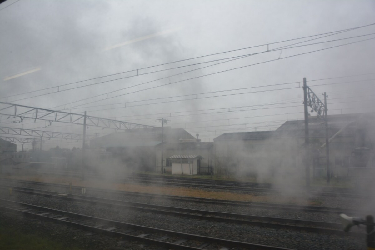 窓の外に雲のようにたなびく黒煙