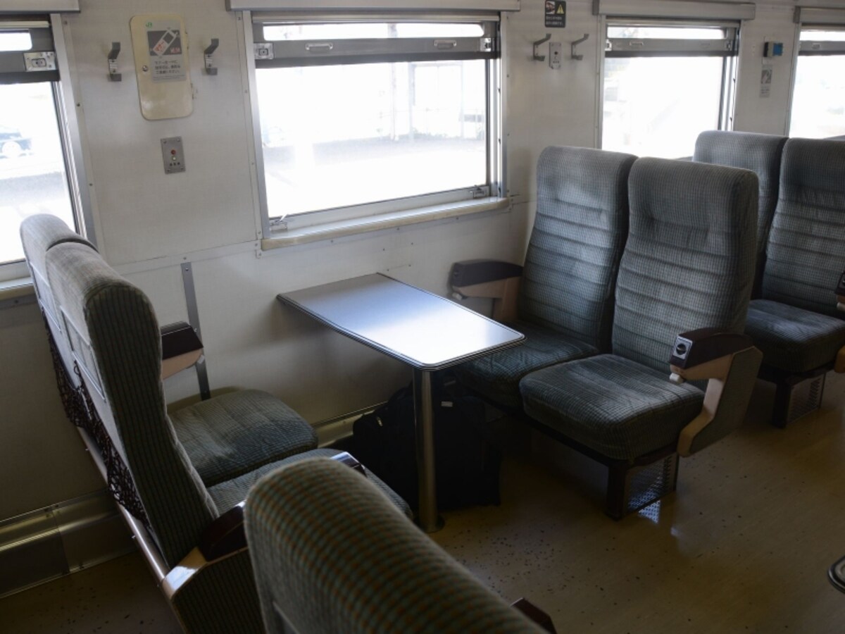 テーブル席をはさんで相対する座席