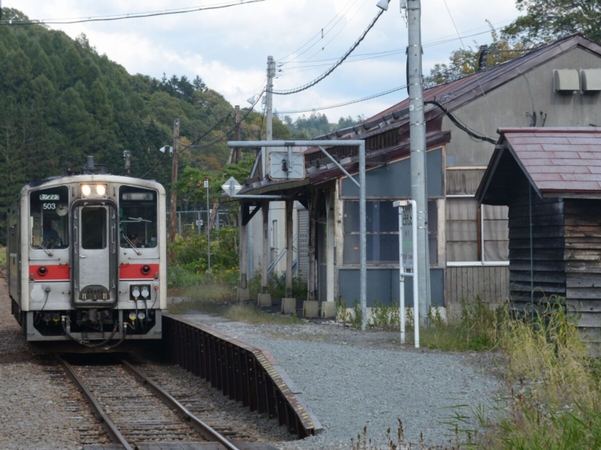 峠下駅に停車中の列車