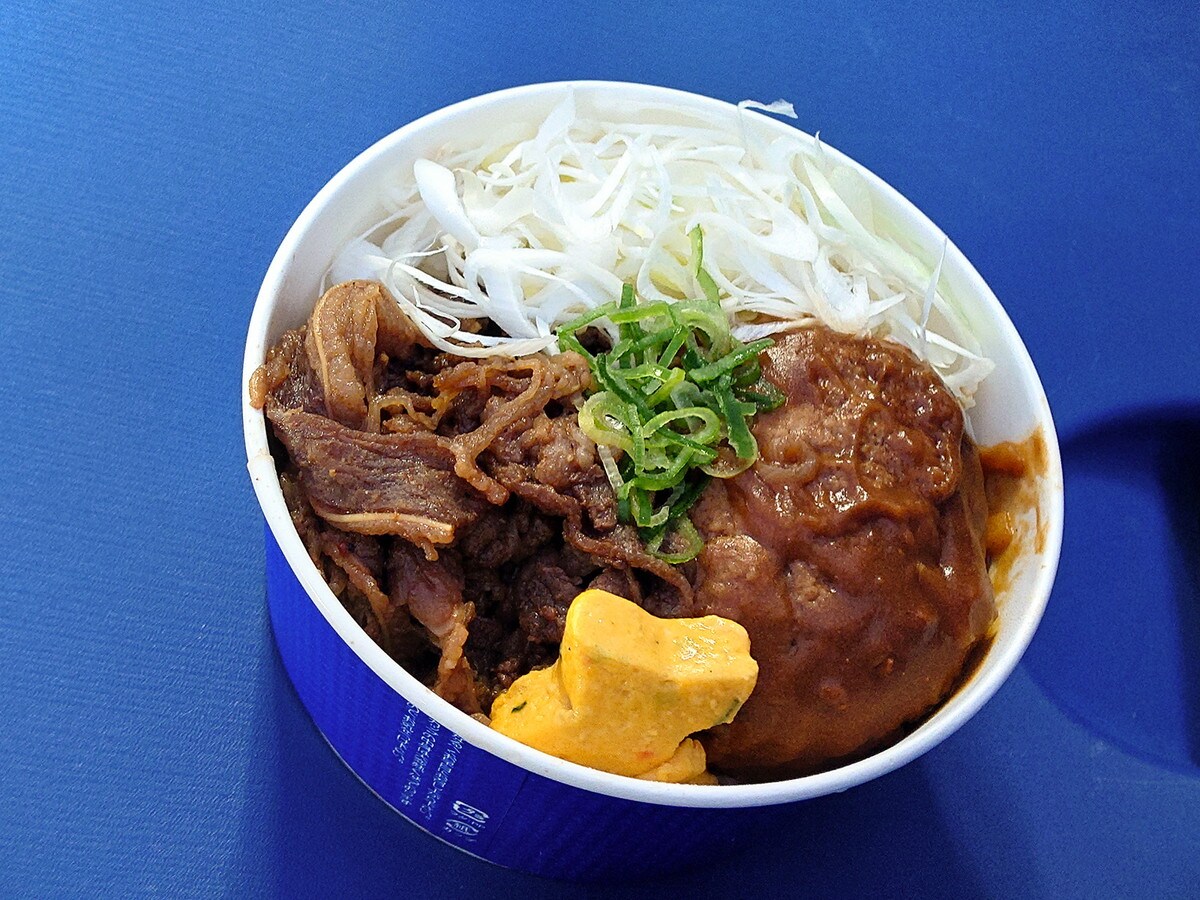 「大阪焼肉・ホルモンふたご」で販売している石田選手プロデュース「どストライク ハンバーグ丼」（税込1500円）