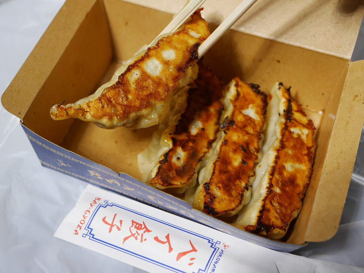 横浜中華街・江戸清との共同開発「ベイ餃子（4個税込600円）」はジャンボサイズ！