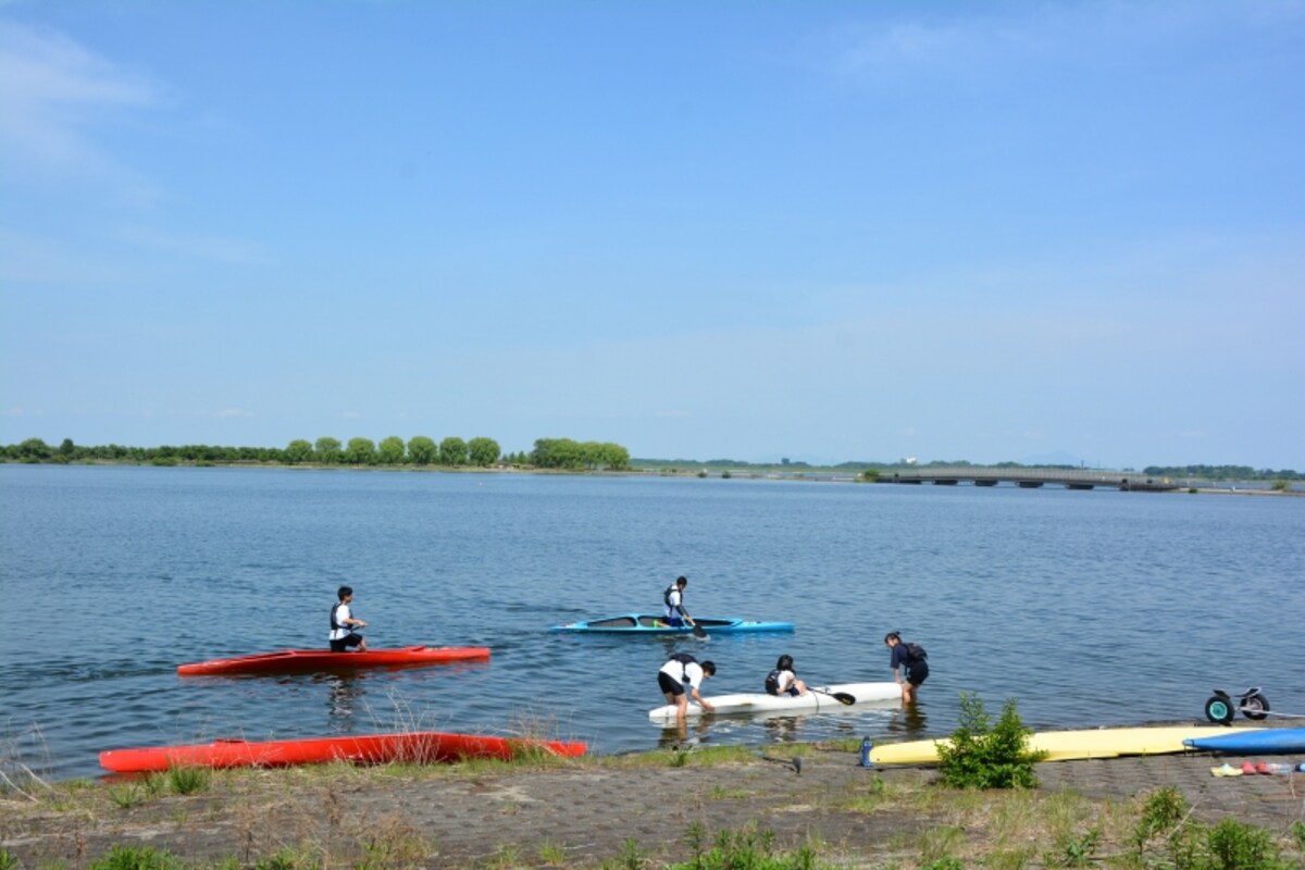 カヌーを漕ぎ出す谷中湖北ブロックの湖岸