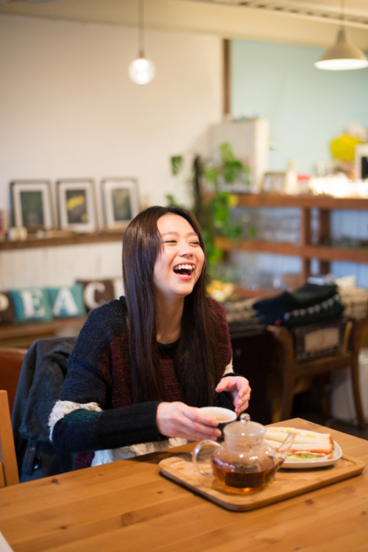 食事をする女性