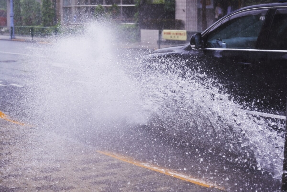 車両保険で台風などの天災による被害は補償されない？