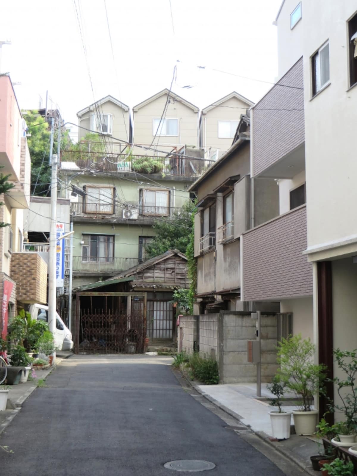 隣との間