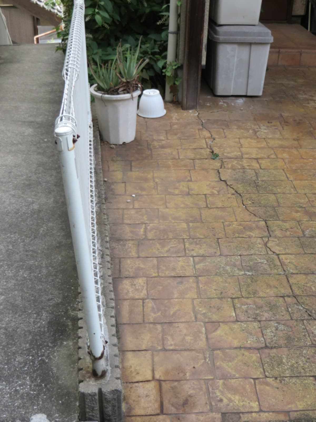 傾いた土地