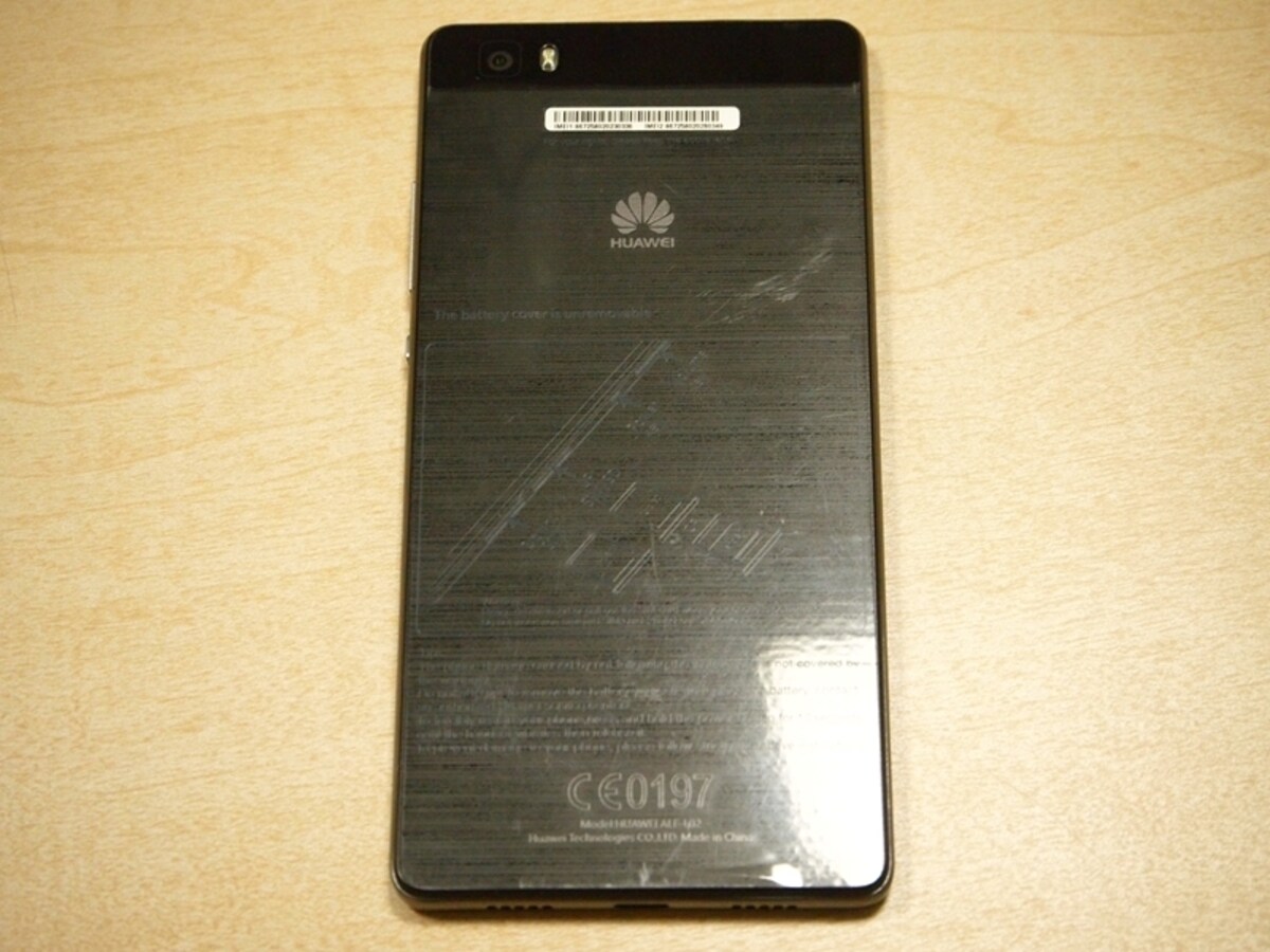 P8 lite（背面）