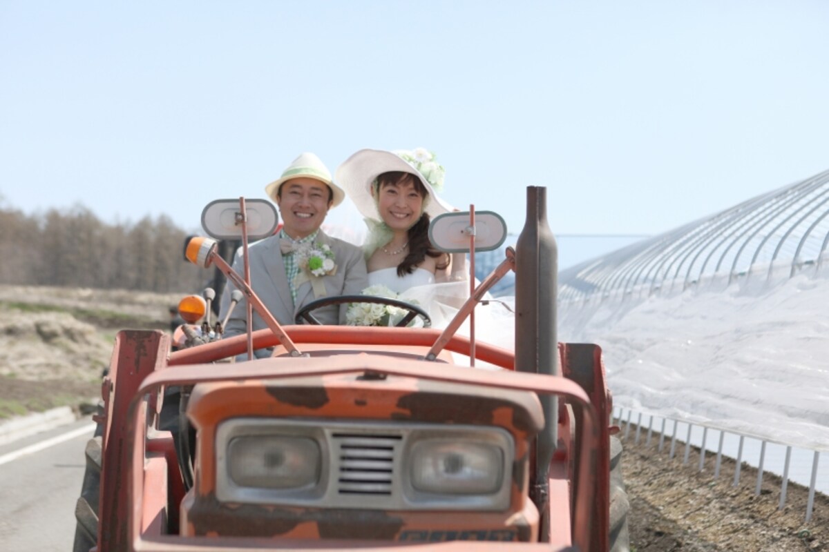 新郎新婦入場はトラクターで（群馬県・昭和村）